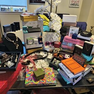 LIKE THIS LISTING TO JOIN THE LIVE  LOW STARTS FREE GIVVYS $5 LOW STARTS LUX ITM